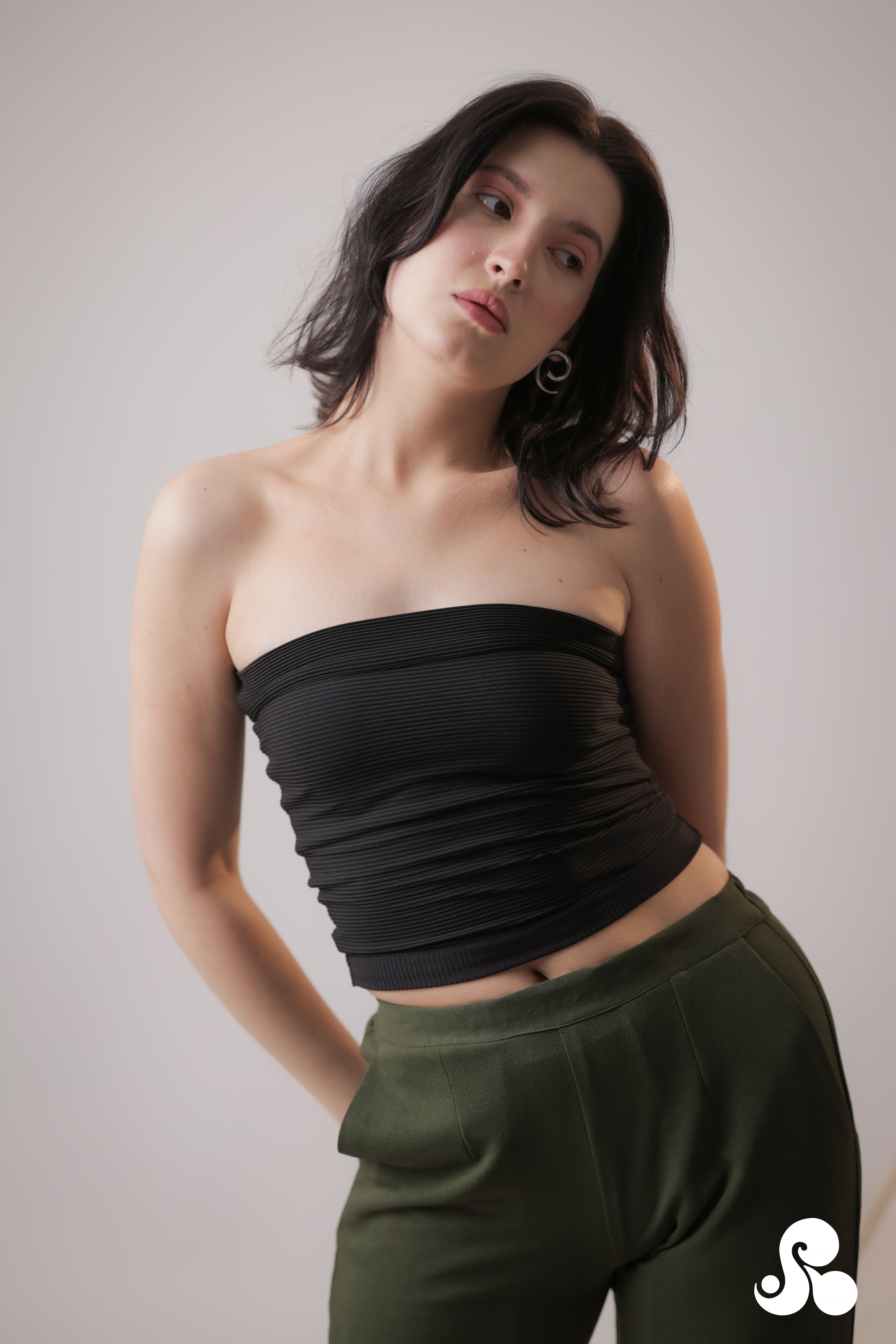BLACK RIBBED TUBE KNIT TOP
