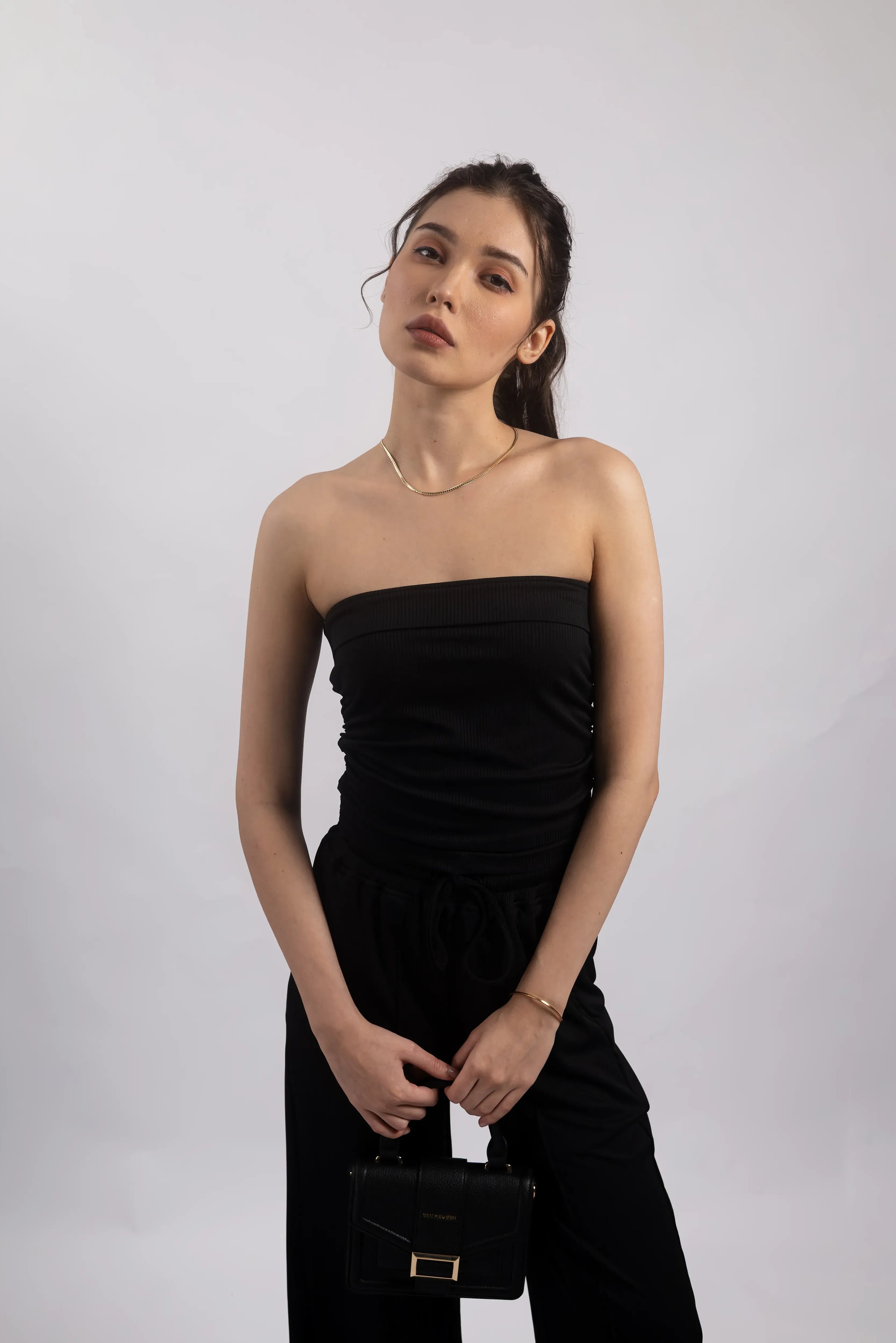 BLACK STRAPLESS RUCHED TOP