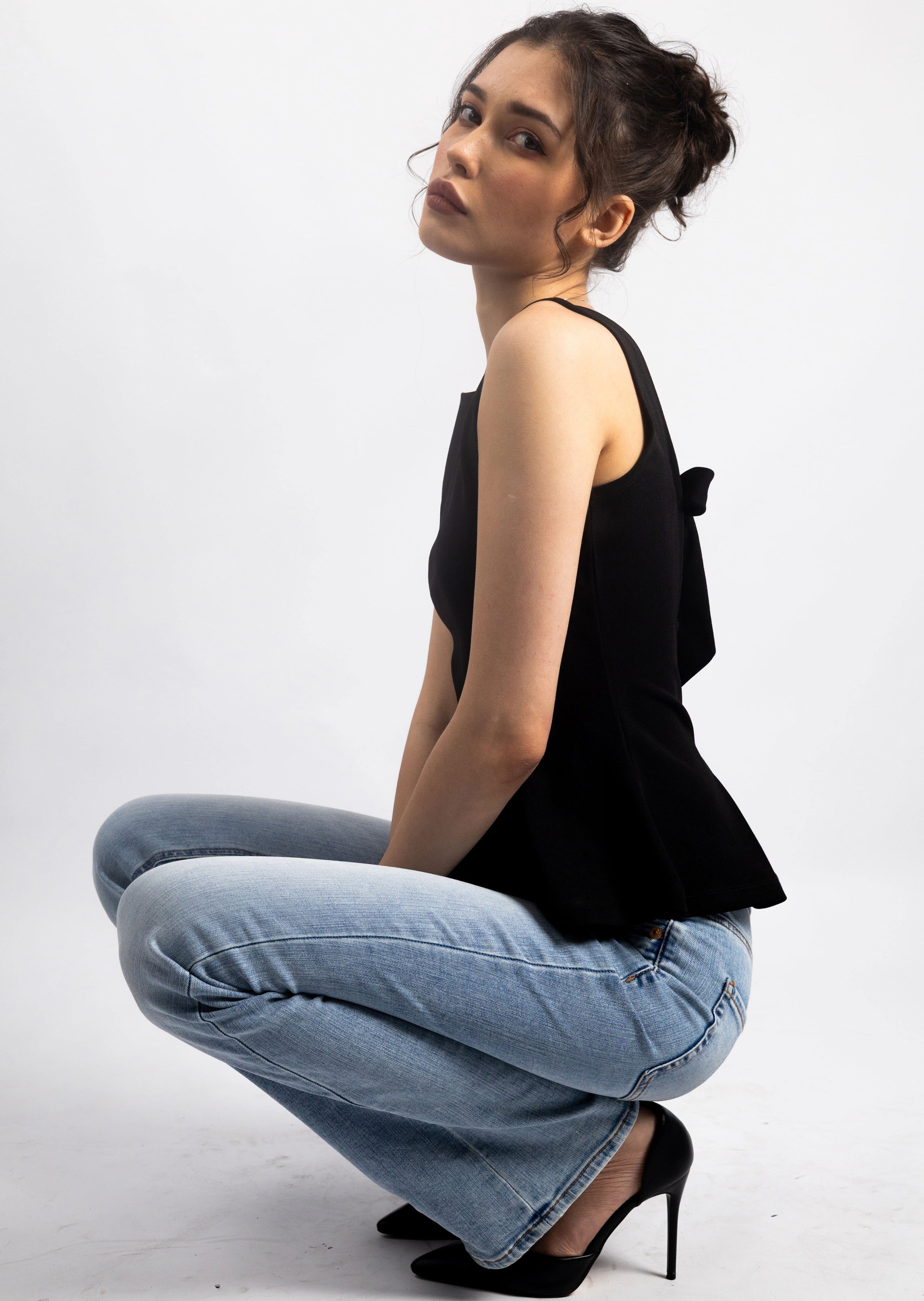BOW-BACK STRUCTURED TOP-BLACK