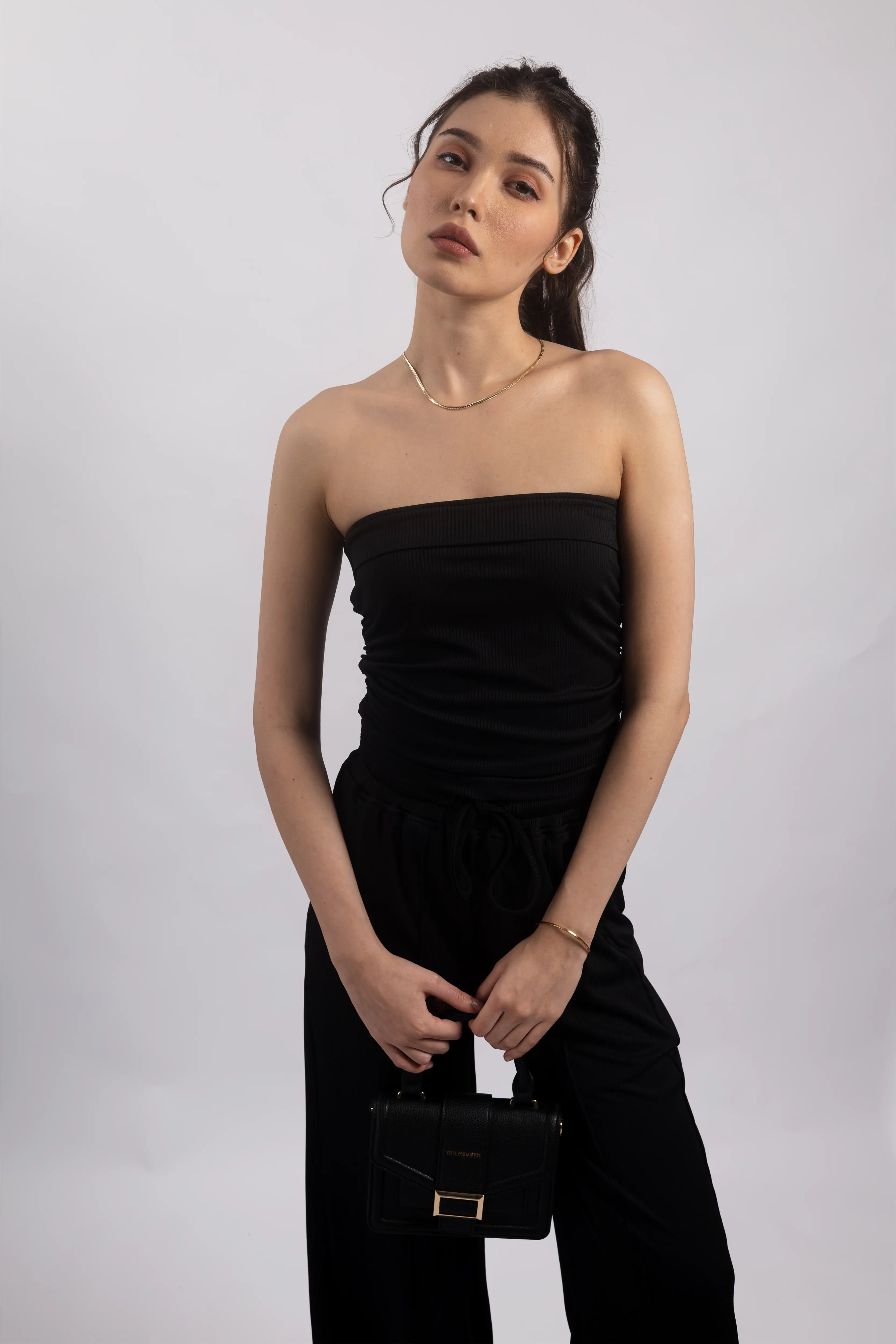 BLACK STRAPLESS RUCHED TOP