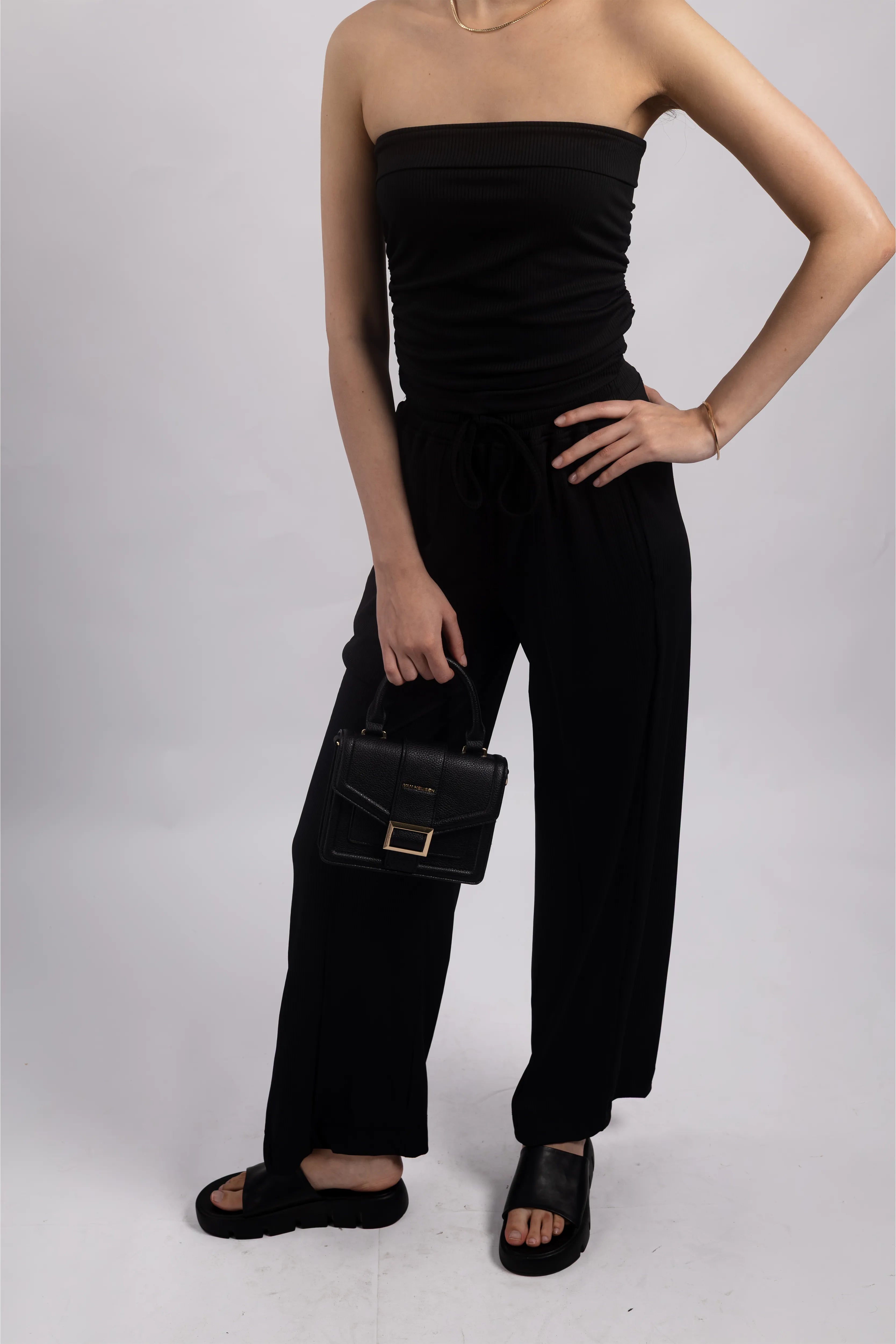 BLACK STRAPLESS RUCHED TOP
