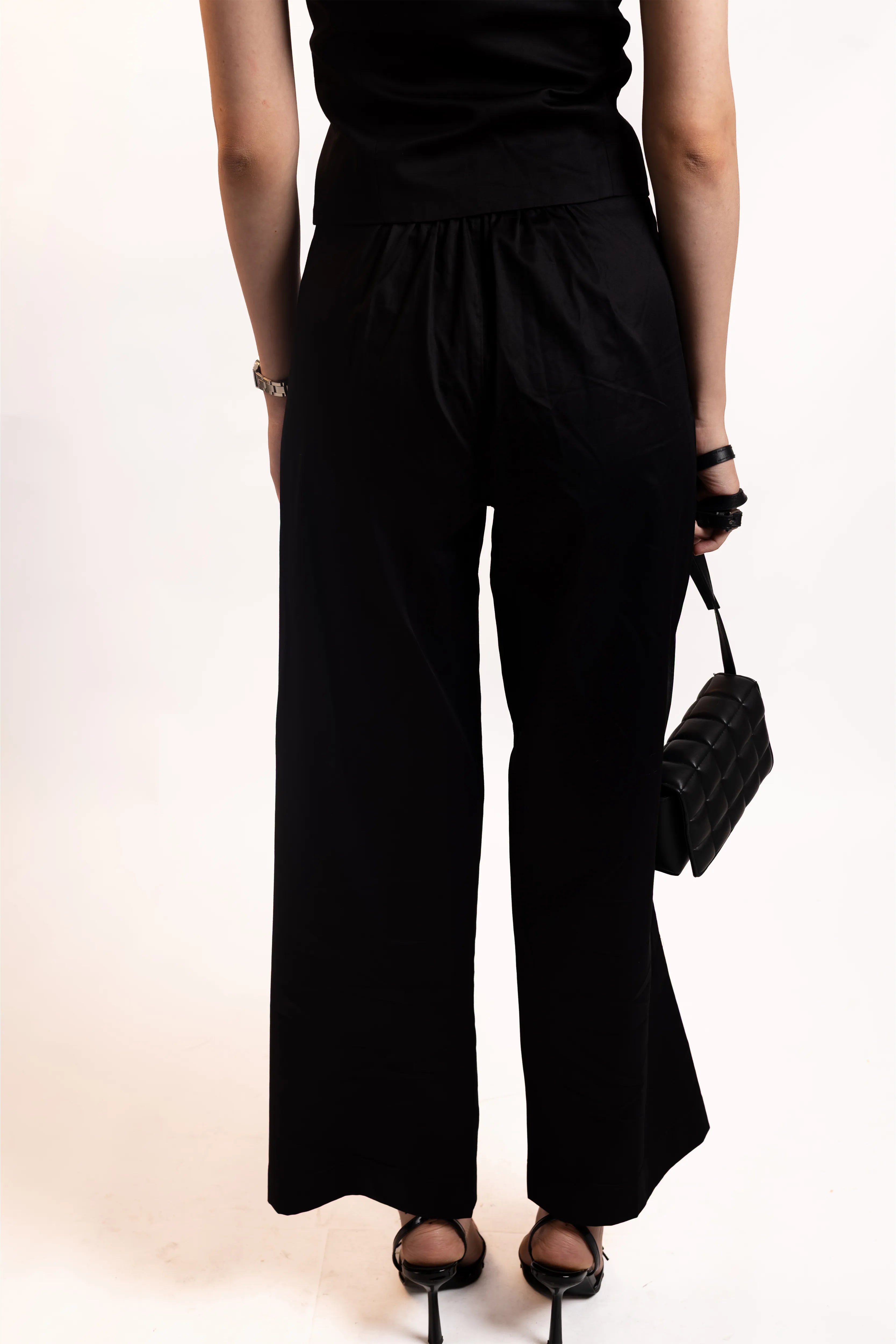 BLACK SLEEVELESS BLAZER