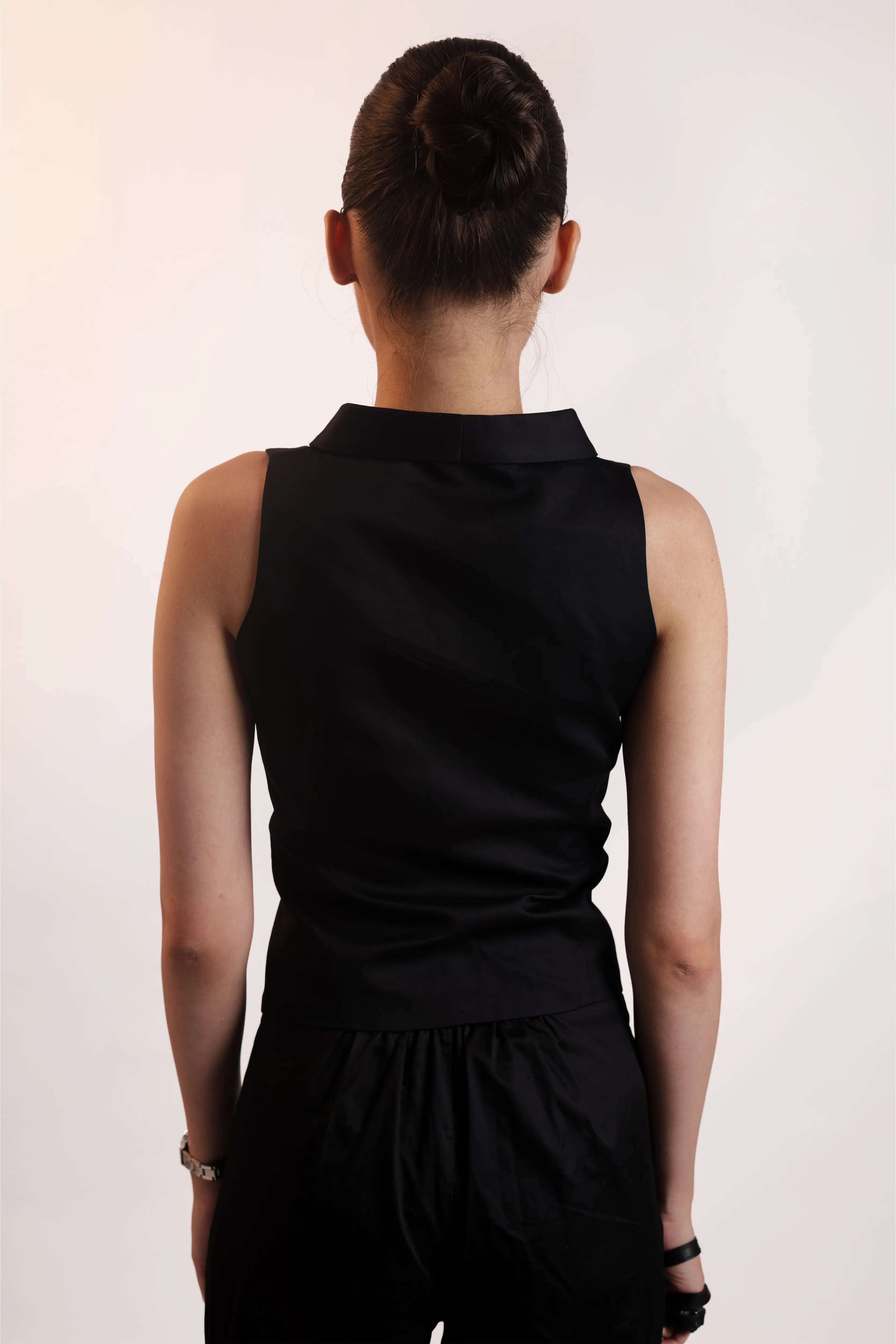 BLACK SLEEVELESS BLAZER
