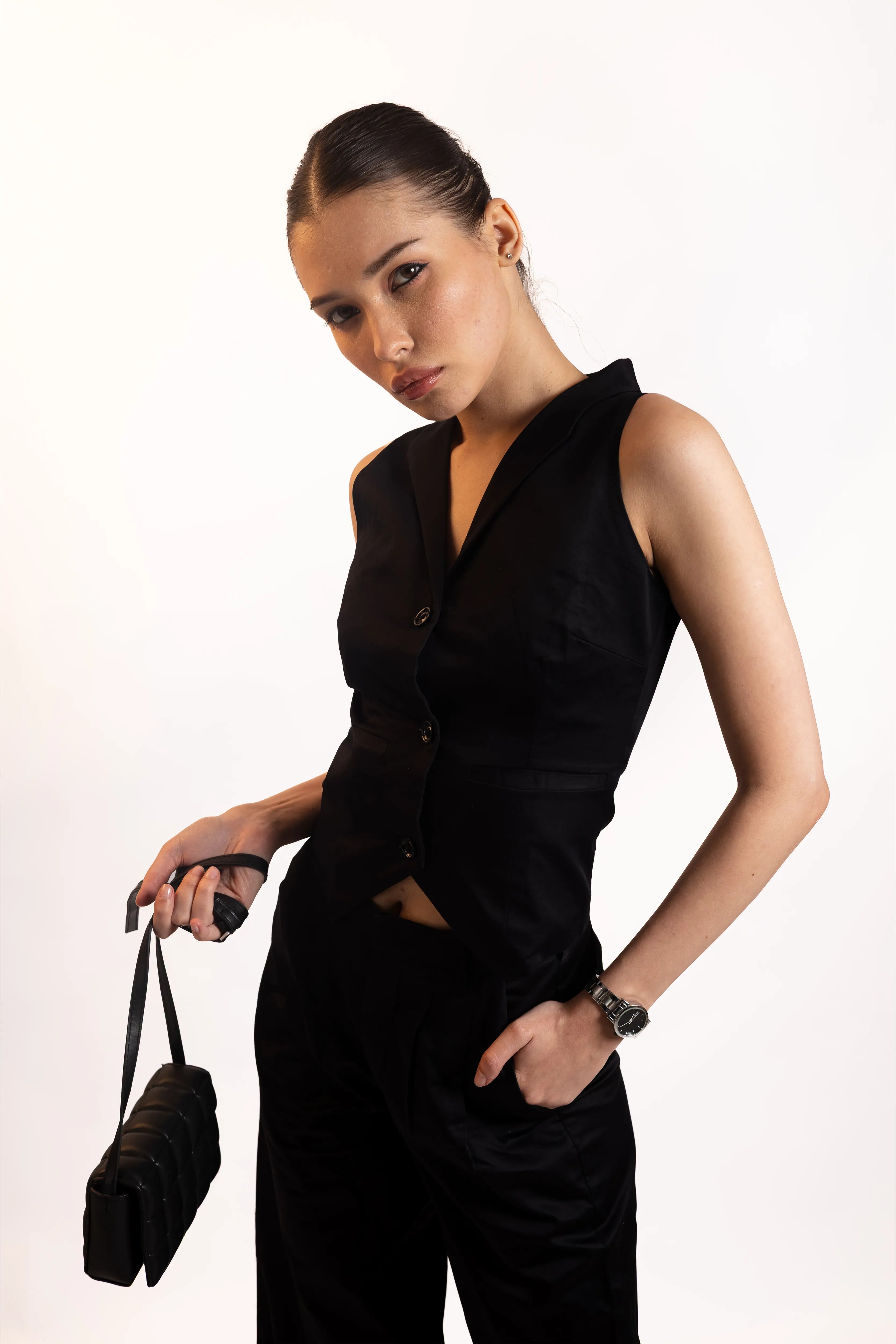 BLACK SLEEVELESS BLAZER