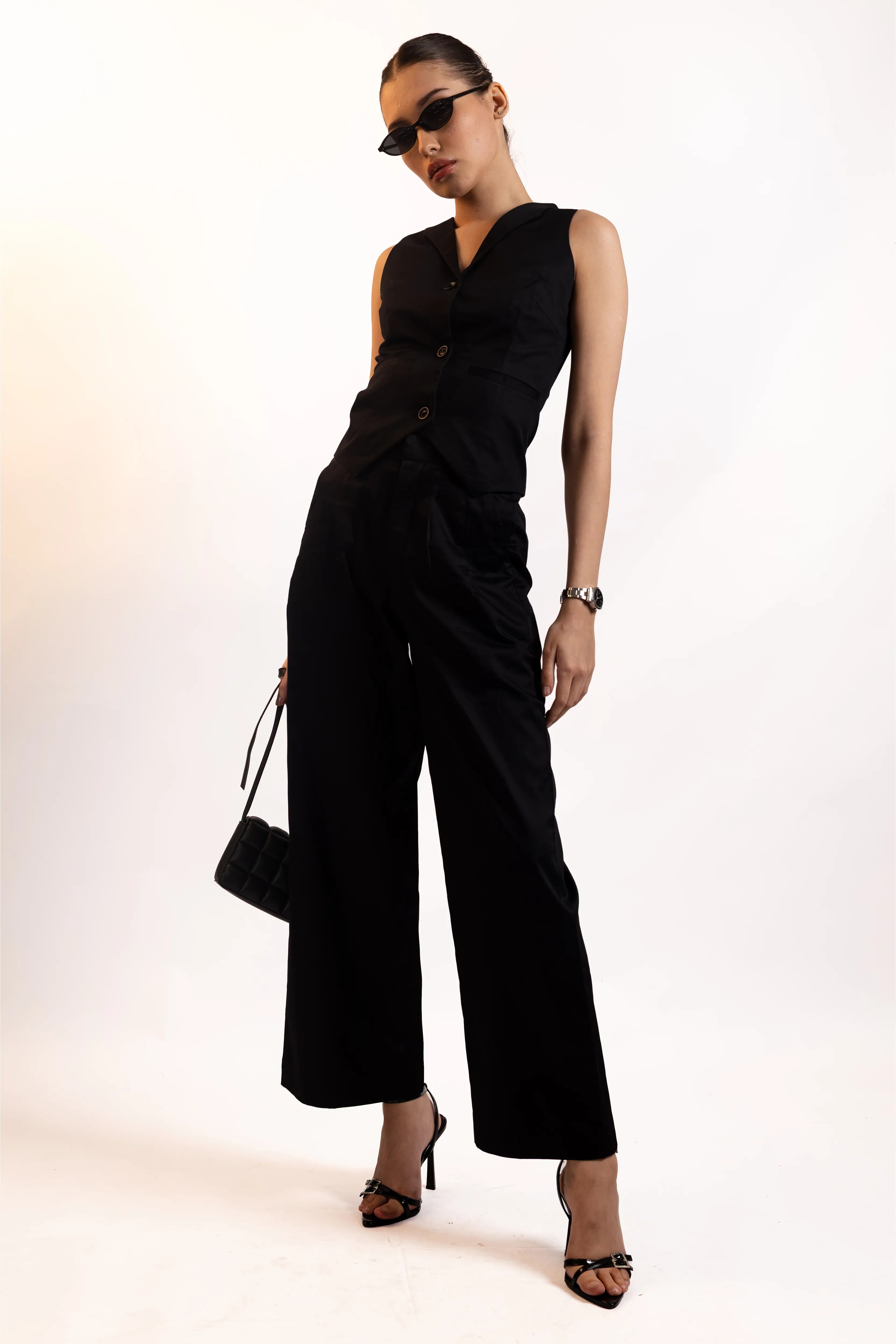 BLACK SLEEVELESS BLAZER
