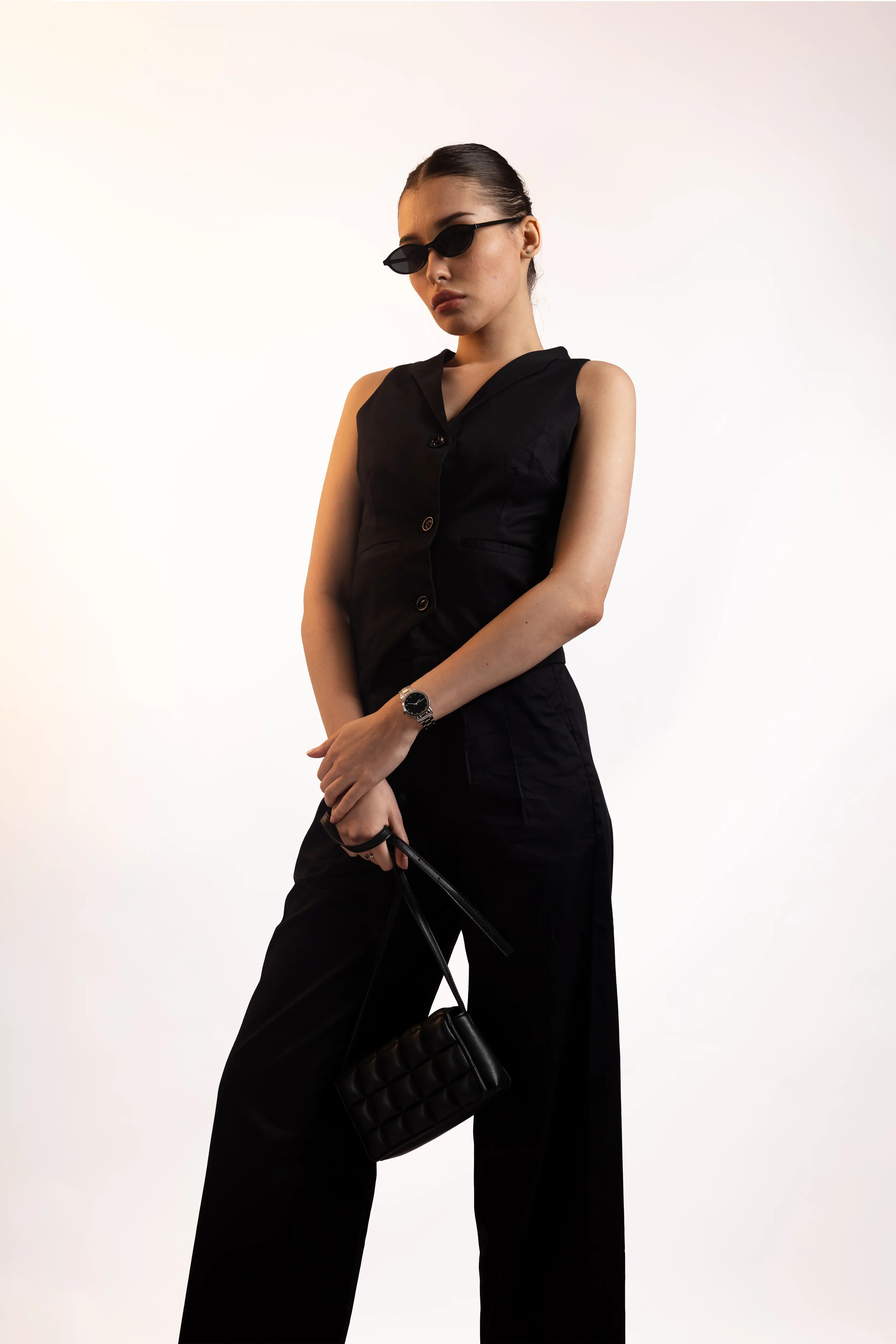 BLACK SLEEVELESS BLAZER