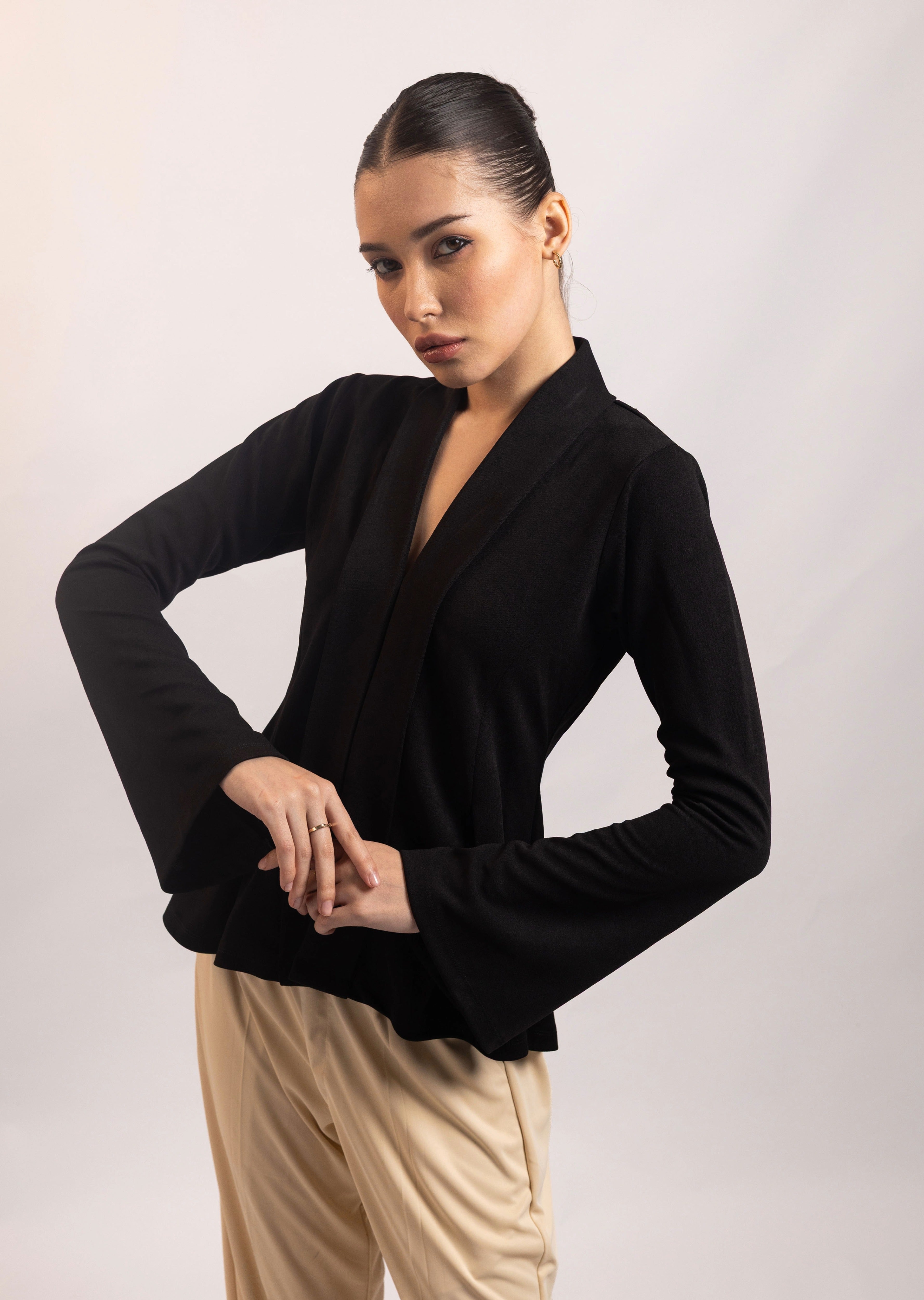 BLACK KNIT V-NECK TOP
