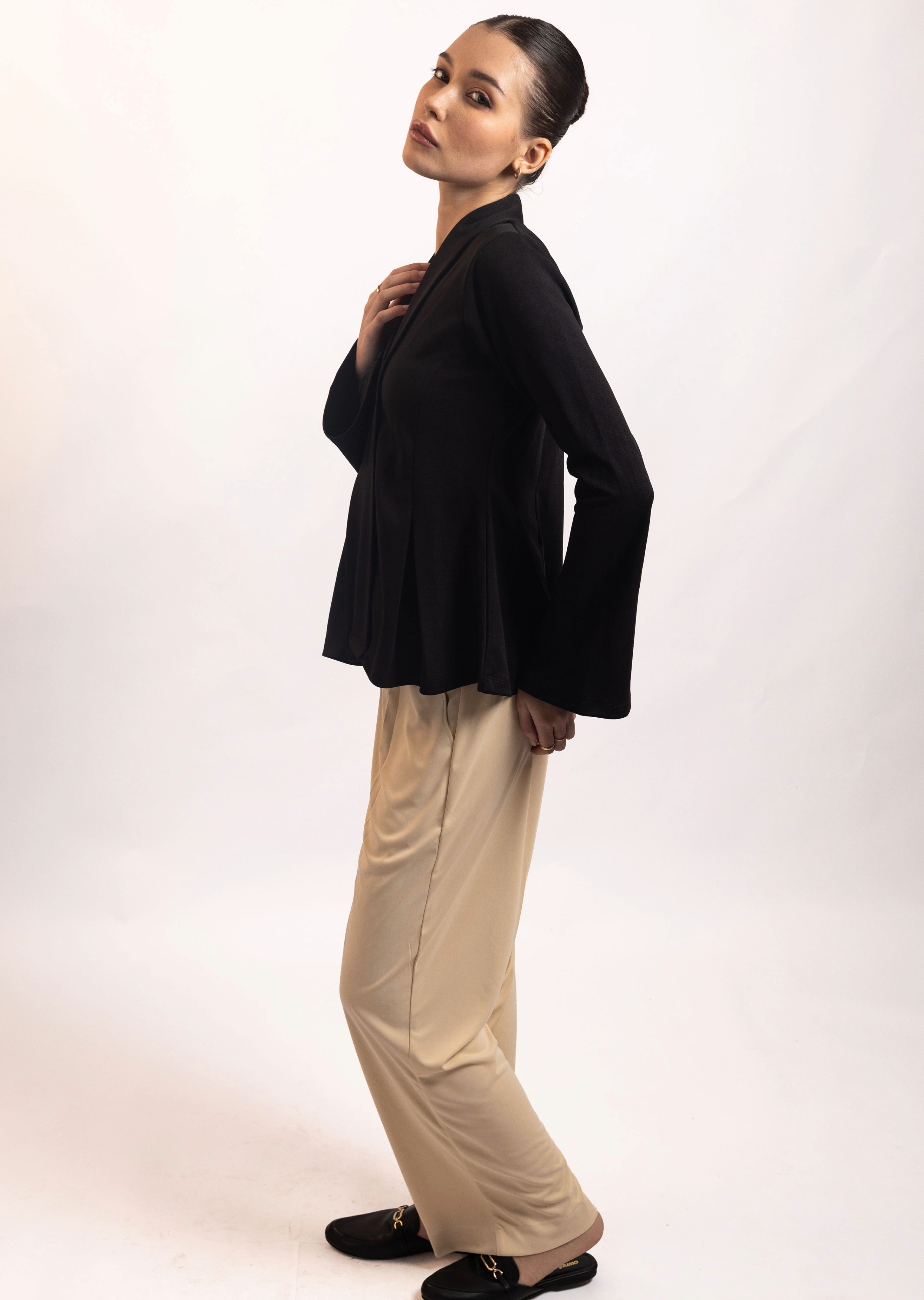 BLACK KNIT V-NECK TOP