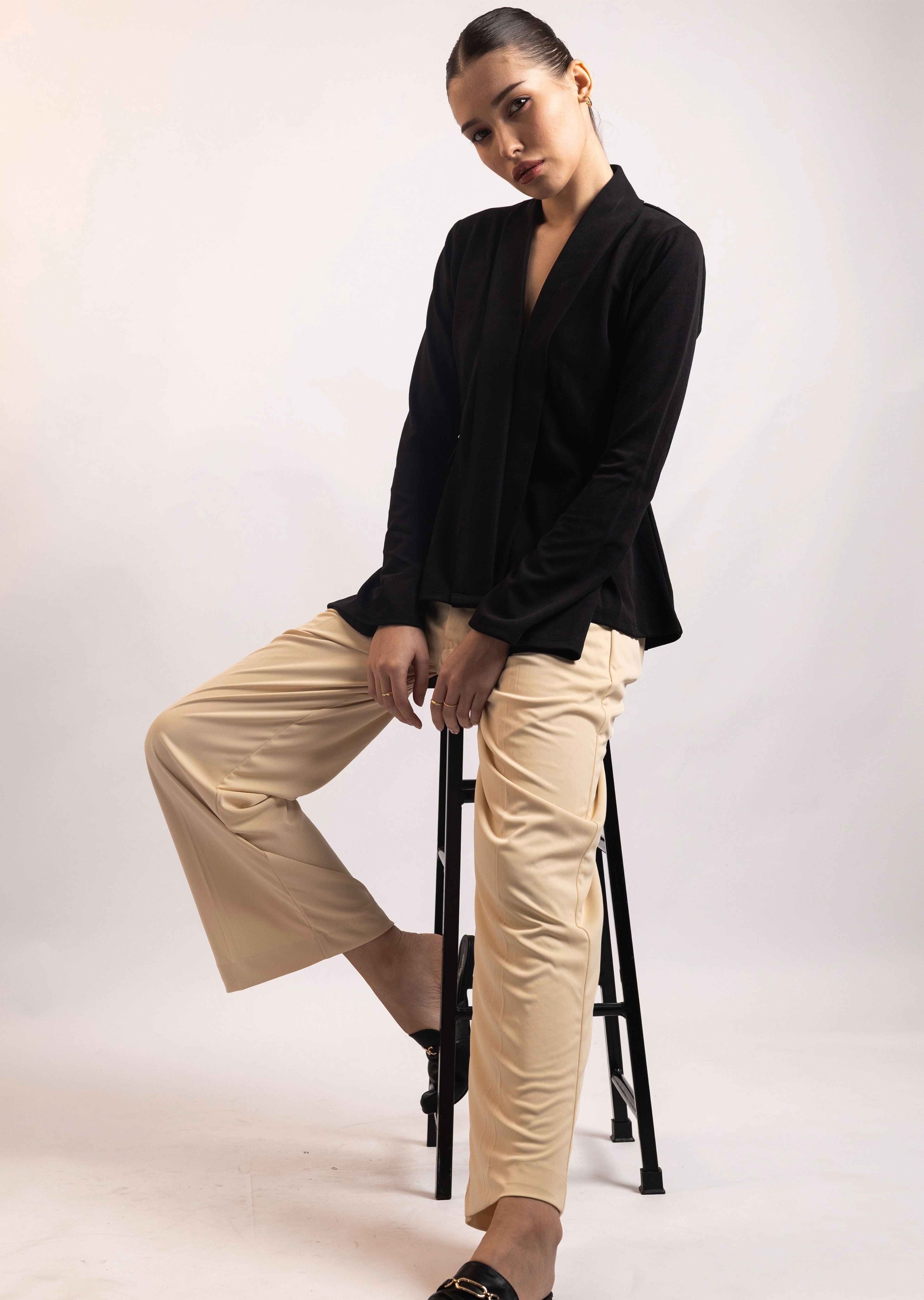 BLACK KNIT V-NECK TOP